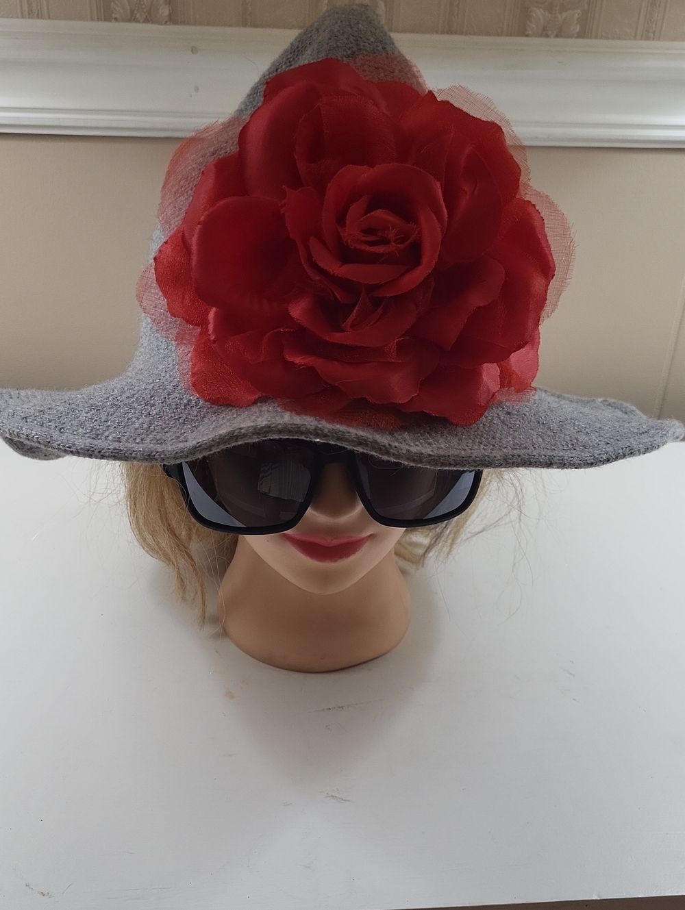 Stylish Gray Wide-Brim Hat with Red Flower Accent, One Size